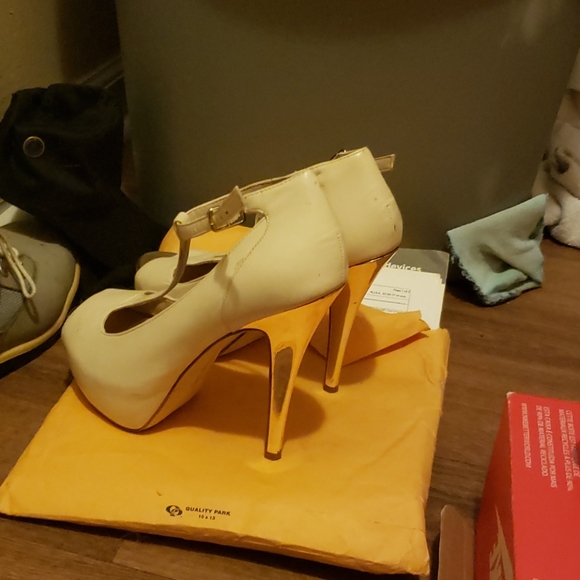 Shoes - Picture 2 of 4